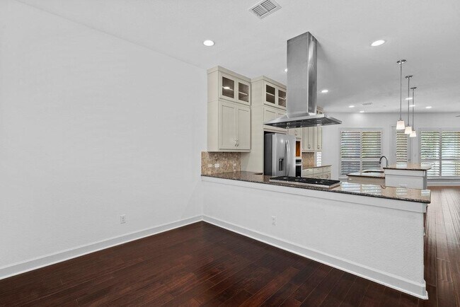 Building Photo - 6533 E Hill Dr