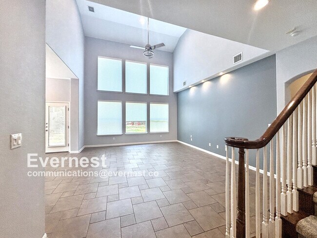 Building Photo - 4-Bedroom Home with Modern Amenities and C...