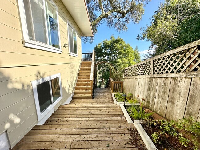 Building Photo - Gorgeous Hillside View, Modern Flat