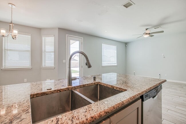 Building Photo - Beautiful 4 bed/2.5 baths in the desirable...