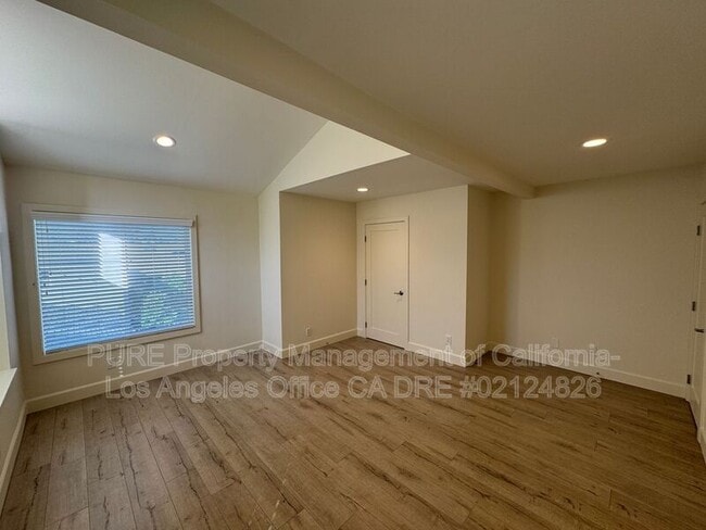 Building Photo - 2330 Oak St