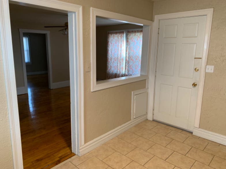 Building Photo - 609 Cambridge St