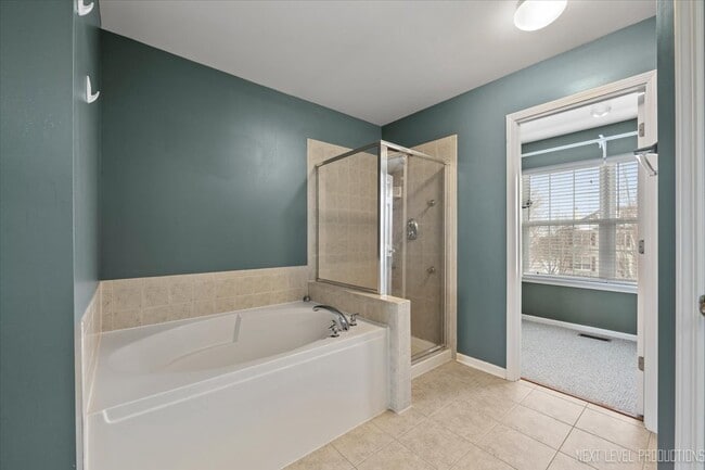 Building Photo - 706 Versailles Pkwy