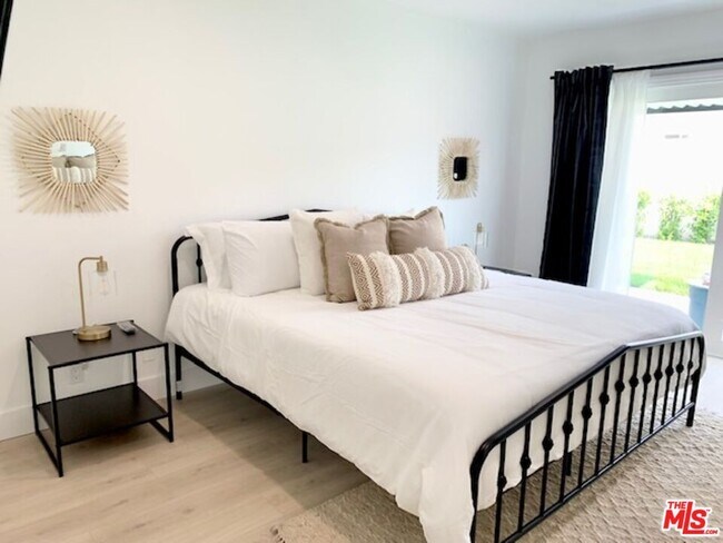 Building Photo - 5630 Vantage Ave