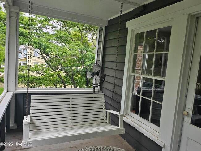 Building Photo - 207 S Oakum St