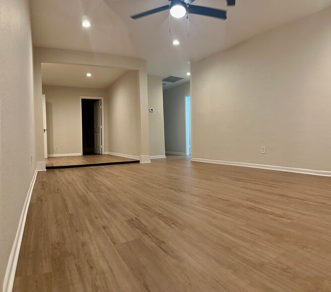 Building Photo - 334 Pennington Dr