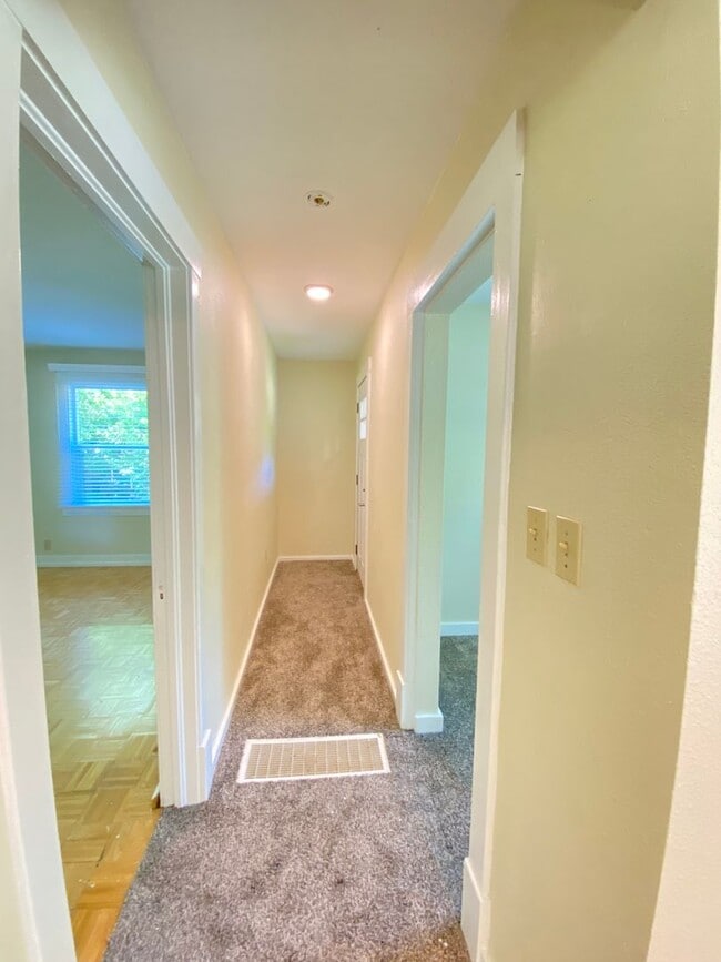 Building Photo - $1,695 - 2 Bed / 1 Bath Spacious House in ...