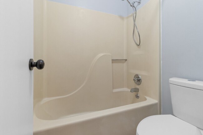 Building Photo - Newly renovated three bedroom home for ren...