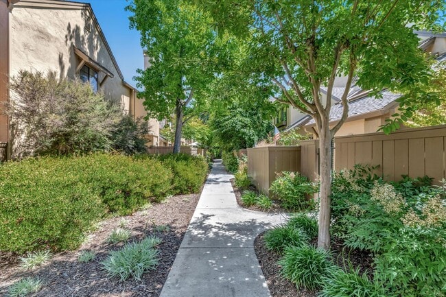 Building Photo - Hamilton Place Townhome