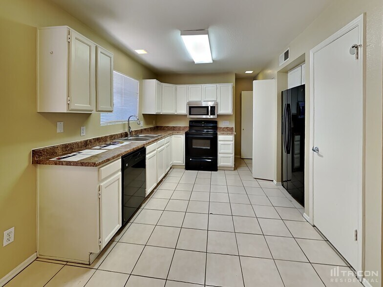 Building Photo - 4763 W Menadota Dr