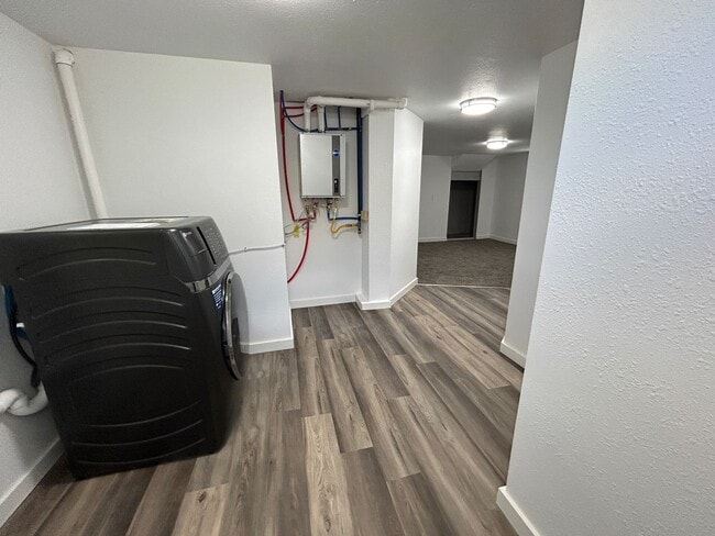 Building Photo - 3 Bedroom 1 Bath Beautiful House with Fenced Yard & Garage