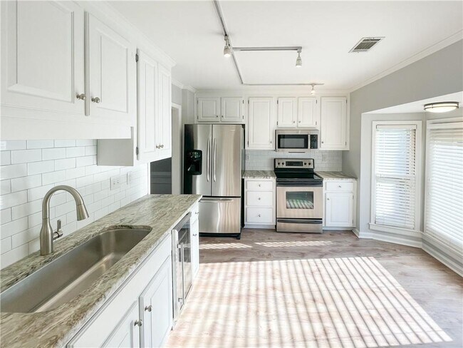 Building Photo - 325 Towergate Pl