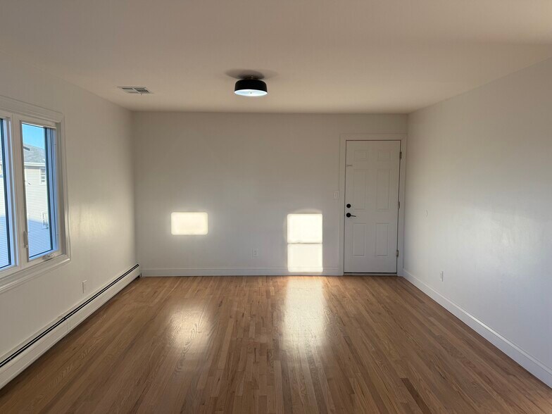 Building Photo - 6 Oak Ln