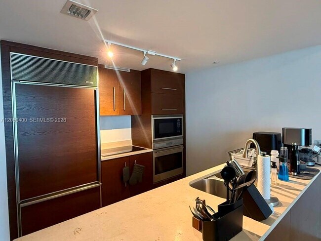 Building Photo - 475 Brickell Ave