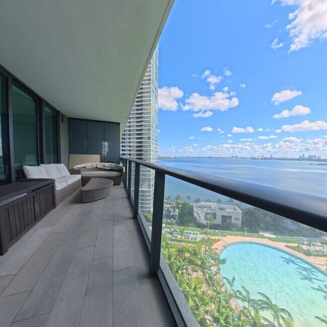 Building Photo - 650 NE 32nd St