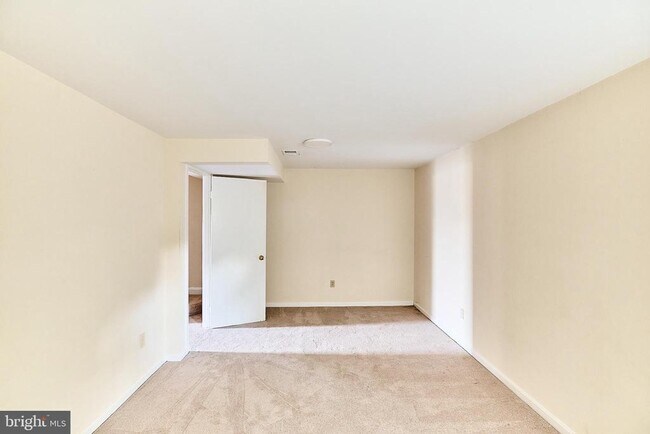 Building Photo - 2423 Falls Pl Ct