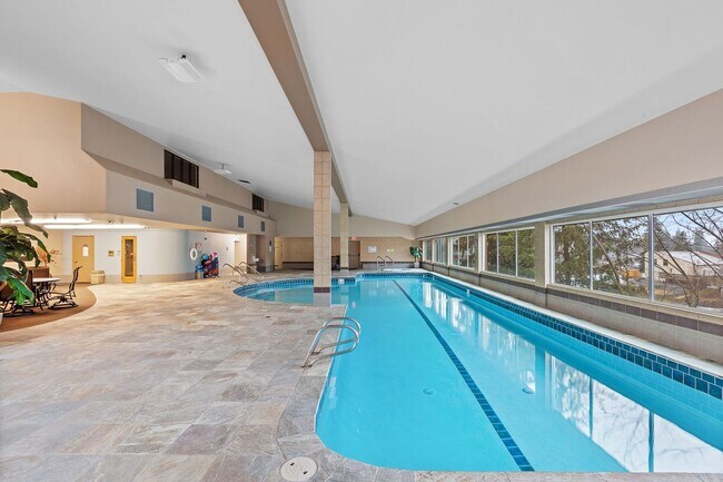 Building Photo - Beautiful Downtown Coeur d' Alene Condo  w/ Amazing Views!