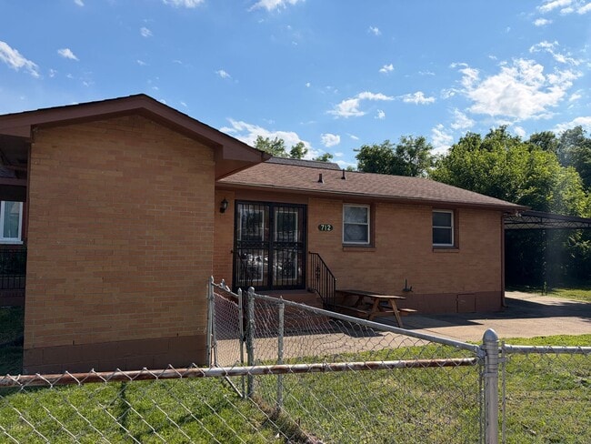 Building Photo - All brick cottage in East Nashville