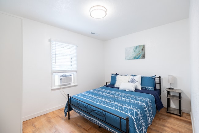 Building Photo - 600 E 8th St