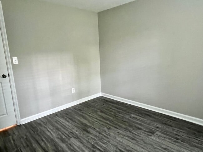 Building Photo - University Spacious 1st floor Condo