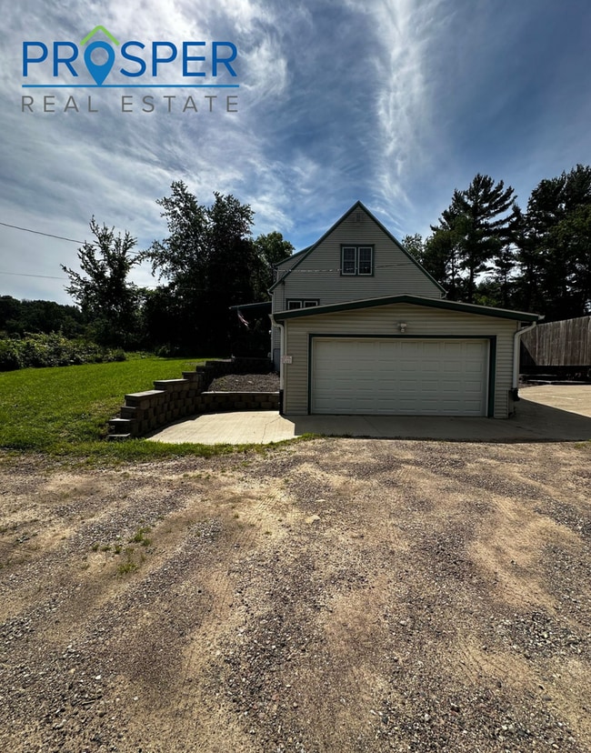 Building Photo - 3 Bedroom Farmstyle House with 3 acres!