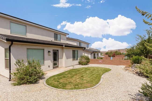 Building Photo - 4 bed | 2.5 bath | 2 car in Desert Canyons