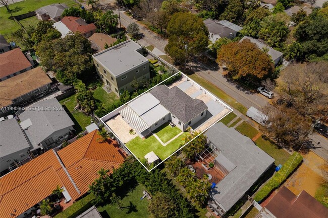 Building Photo - 3640 SW 13th St