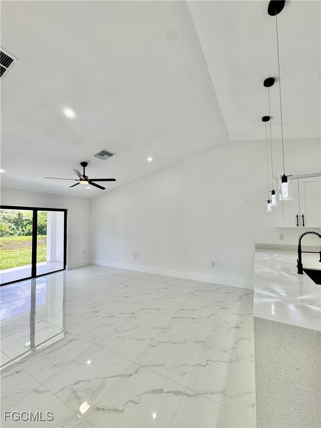 Building Photo - 668 Chemstrand St E