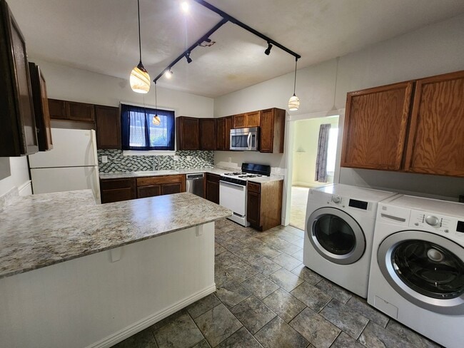 Building Photo - Poplar Grove 3 bd. House! Pets ok! Love the yard!
