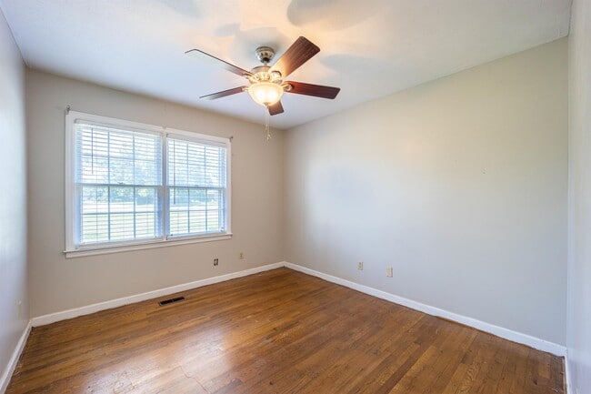 Building Photo - 407 Holly Dr