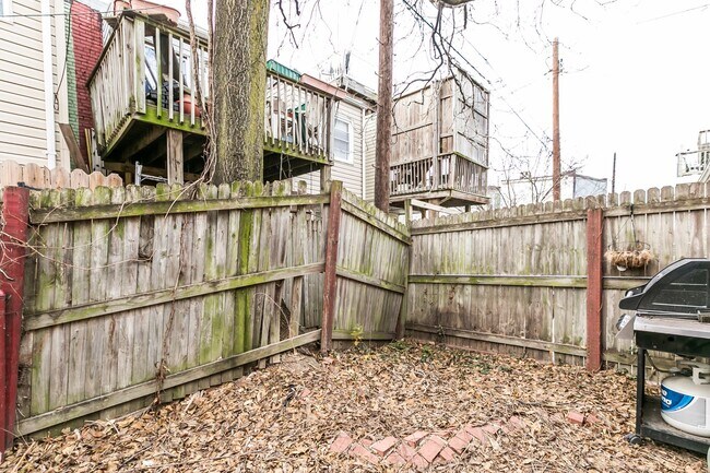 Building Photo - Amazing 3 bed 2 bath with a roof top deck ...
