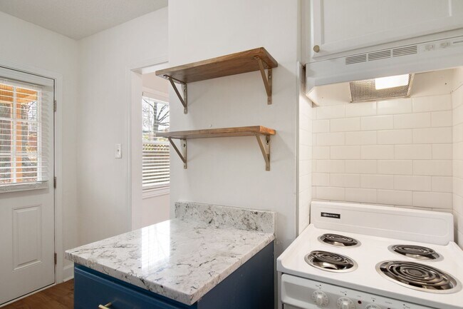 Building Photo - Spacious 1 Bedroom Duplex in Trinity Park, blocks from Duke! - Renovated & Pet Friendly