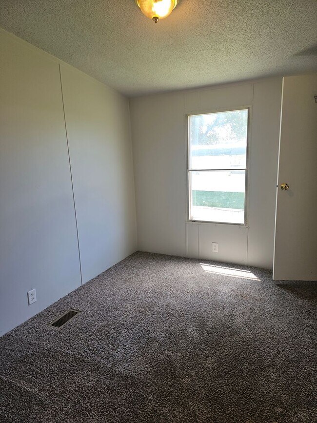 Building Photo - 3 bed 2 bath Mobile Home