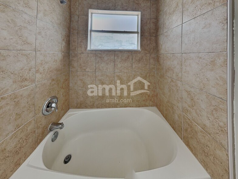 Building Photo - 240 Sweetbrier Branch Ln