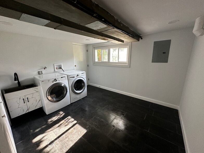 Building Photo - 10325 S Interlochen Dr