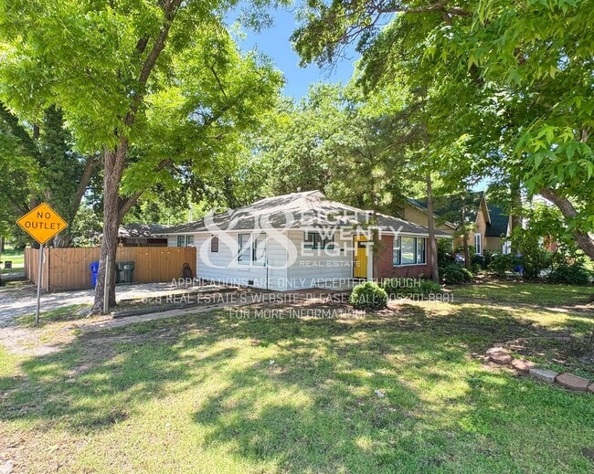 Building Photo - *COMING SOON - TOURS EXPECTED TO BEGIN 6/5/26* 2 Bed/2 Bath Duplex Close to Campus Corner!