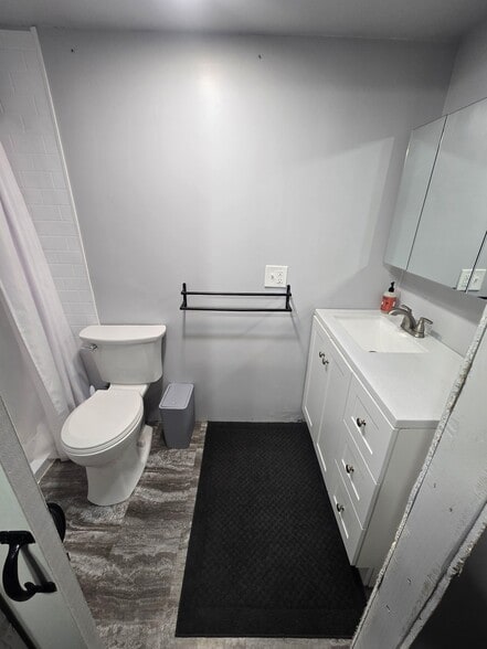 Building Photo - 6455 Almont Dr