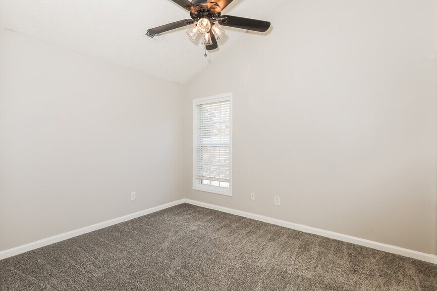 Building Photo - 145 Alessie Dr