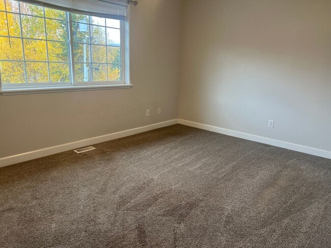 Building Photo - Remodeled Townhouse with Garage