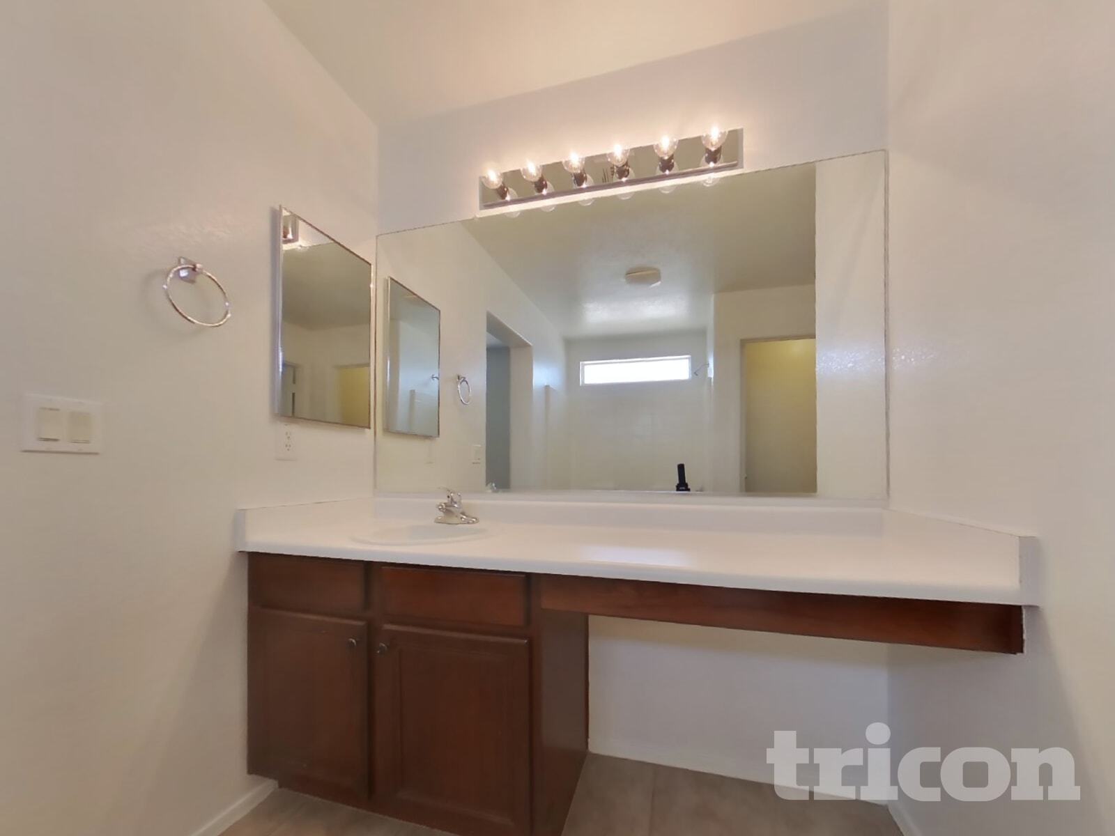 Building Photo - 715 N Redwood Ln