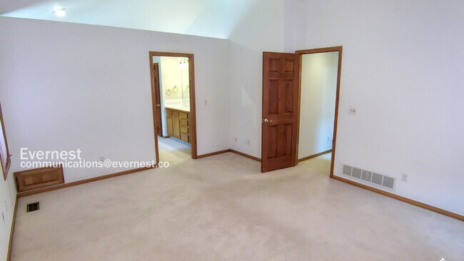 Building Photo - 3724 Stratford Ct