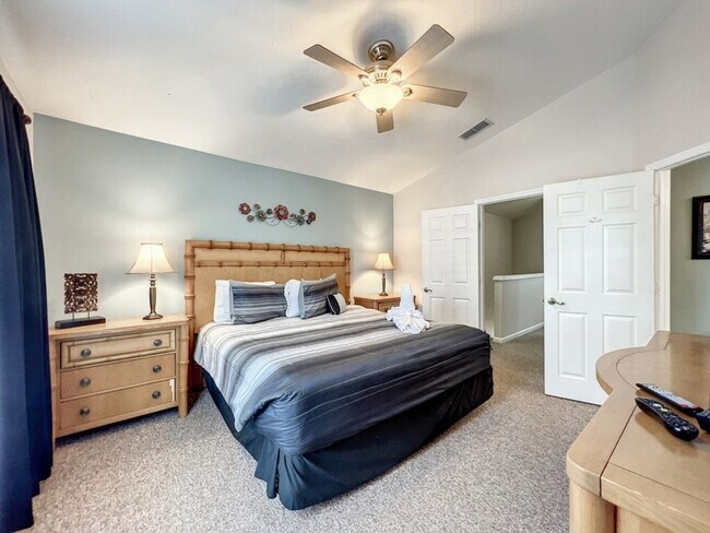 Building Photo - 2421 Silver Palm Dr