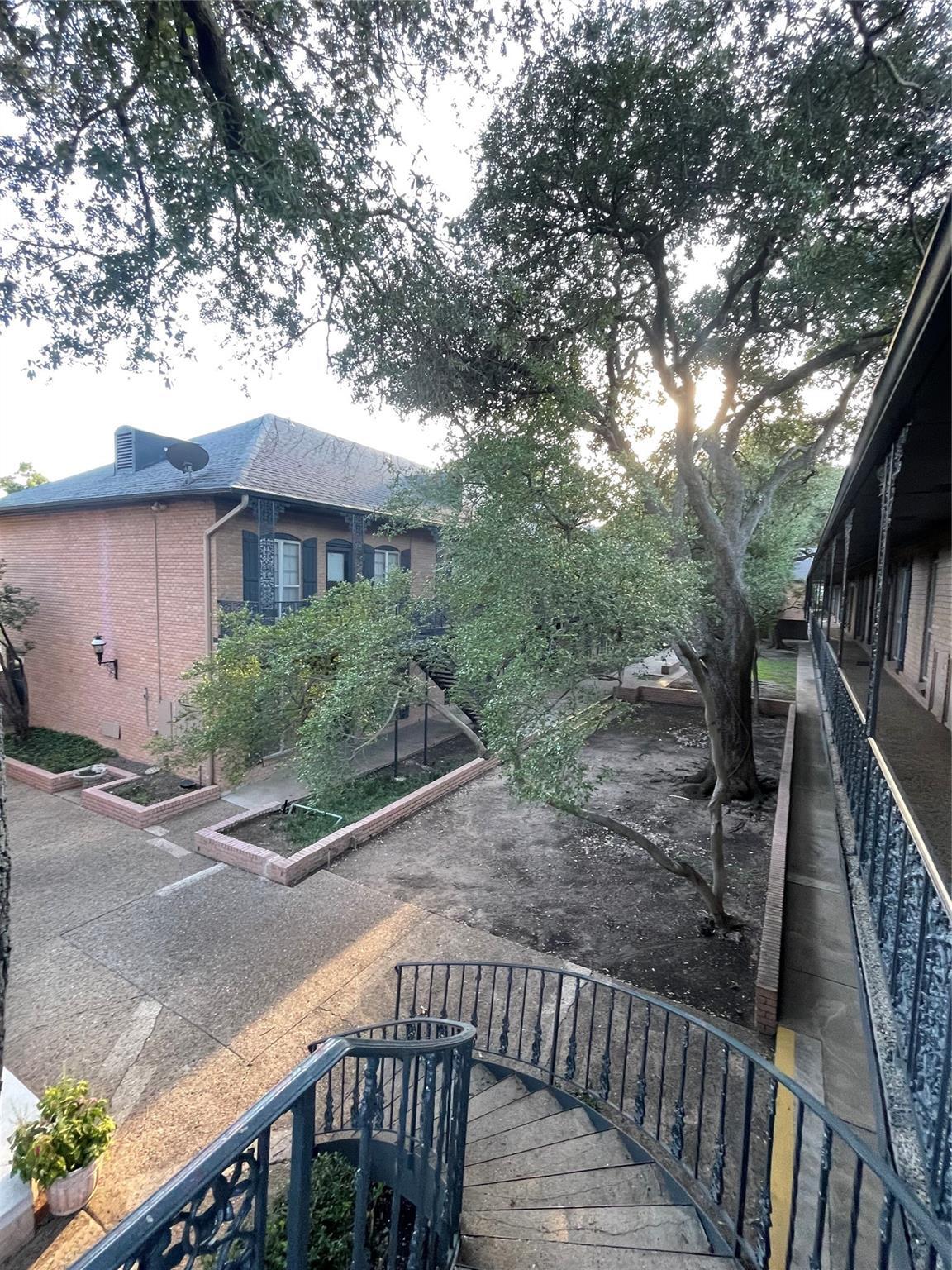 Building Photo - 6015 E University Blvd