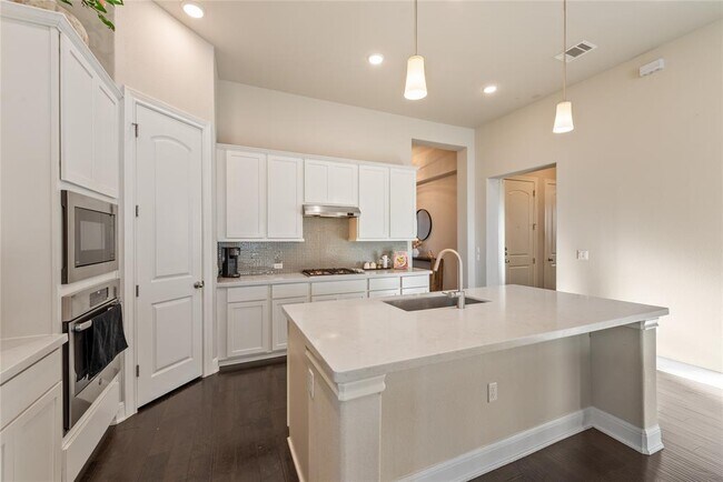 Building Photo - 11905 Deering Pl