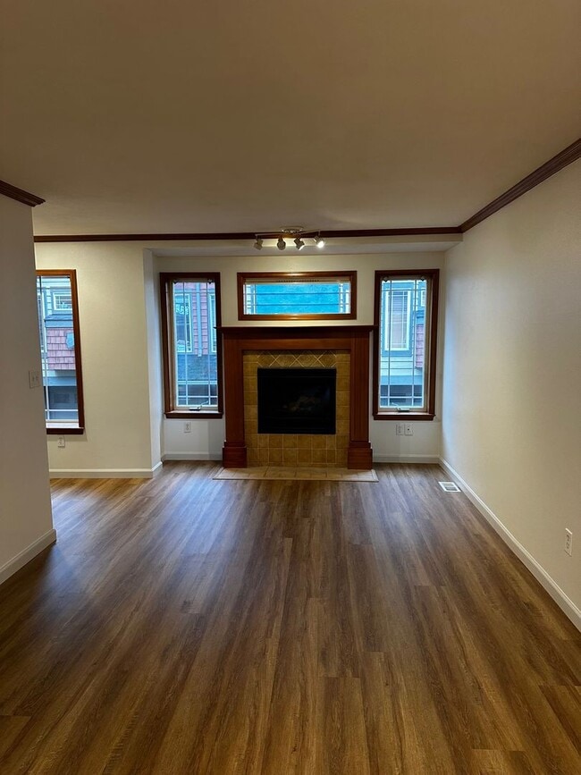 Building Photo - Appealing 2 bed / 1.5 bath townhouse in Greenwood/N Seattle with new flooring