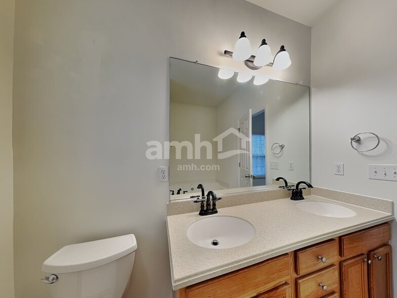 Building Photo - 2488 Somerset Place Dr