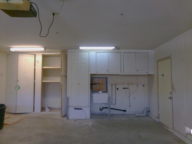 Building Photo - 4829 W Forest Oaks Ave