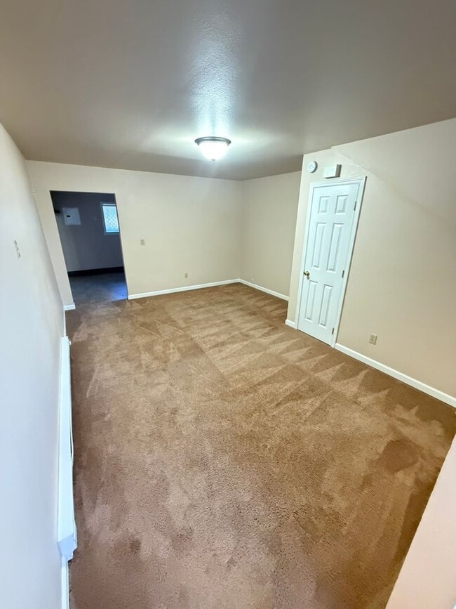 Building Photo - Newly Updated 2 Bedroom!