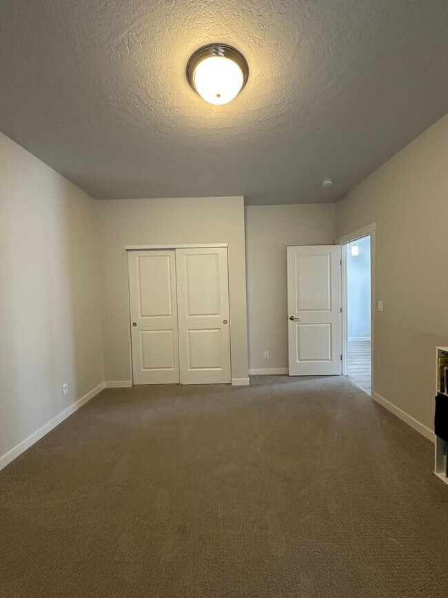 Building Photo - 3 bedroom, 2.5 bath with bonus room in Wes...