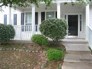 Building Photo - 10013 Lakeview Dr